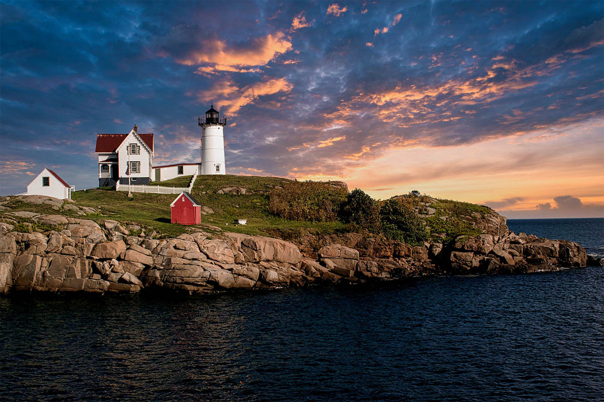A picture of a Lighthouse on the coast of Maine  - photo links to itinerary