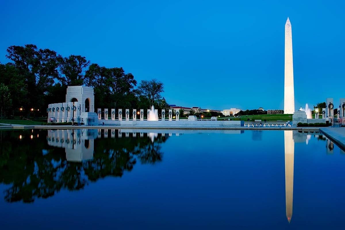 The Washington Monument and World War II Memorial  - photo links to itinerary